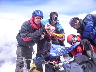 Cumbre en El Cocuy, con la bandera (documento de 2004)