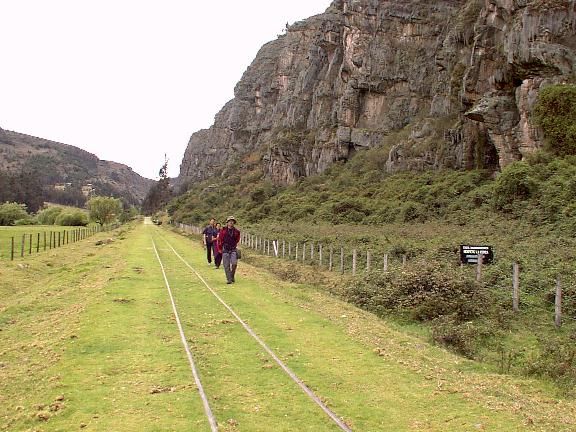 El camino de acceso: la carrilera y el sendero entre cercas