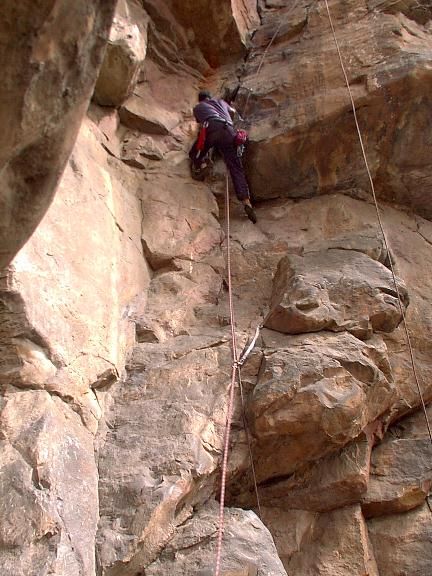 En la pared clara, con la cuerda por debajo