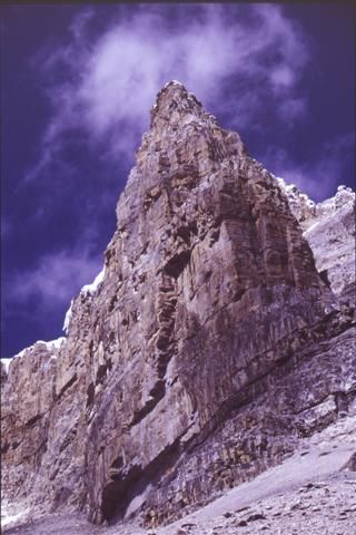 La aguja de roca entre glaciares