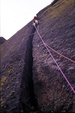 Diedro con cuerda en roca de alta montaña