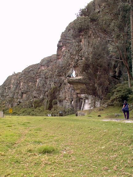 La Virgen de Suesca sobre su repisa en la pared de las Rocas