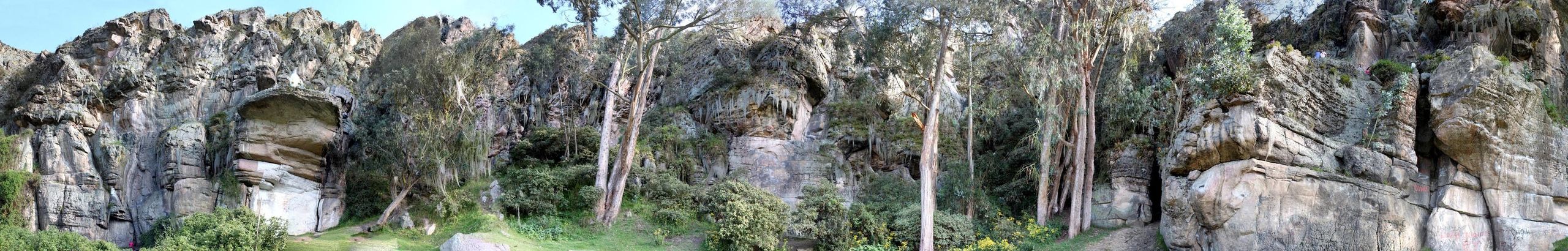 Panorámica de las Rocas de Suesca, con la Virgen sobre su repisa